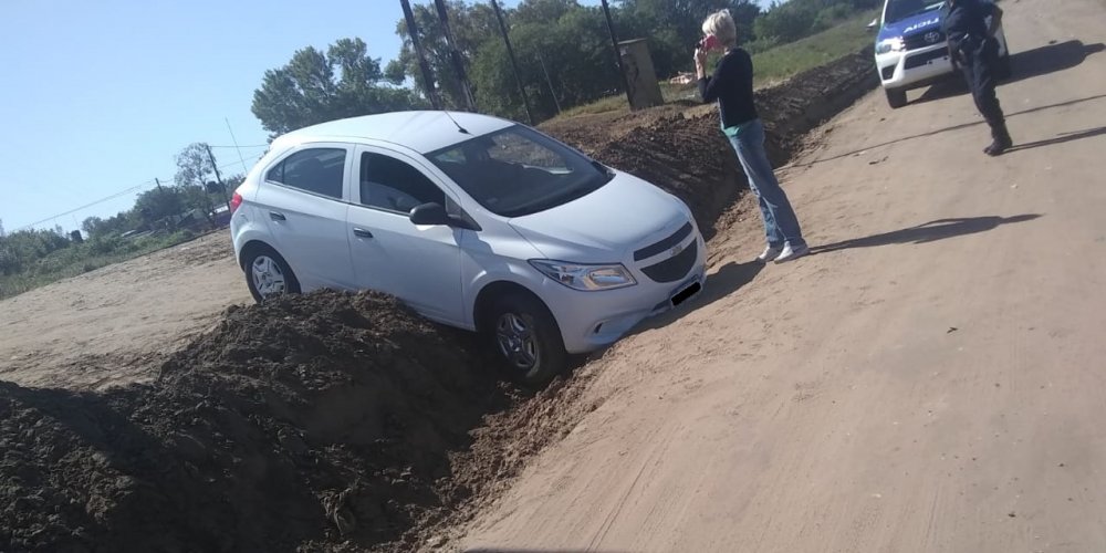 Quiso circular sin permiso, esquivar el terraplén y rompió el auto