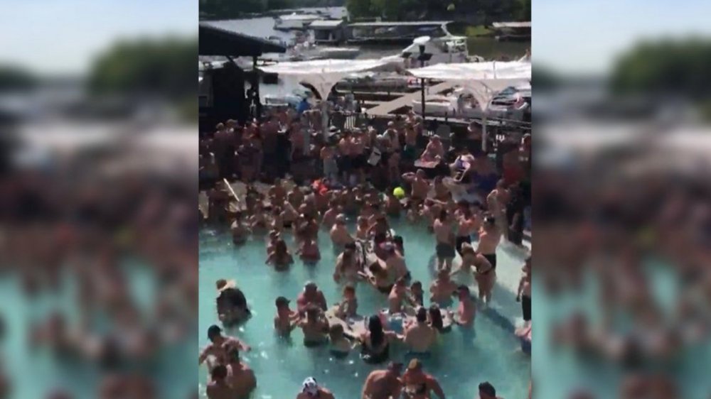 Indignante: la multitudinaria fiesta en una pileta en Estados Unidos en plena pandemia de coronavirus