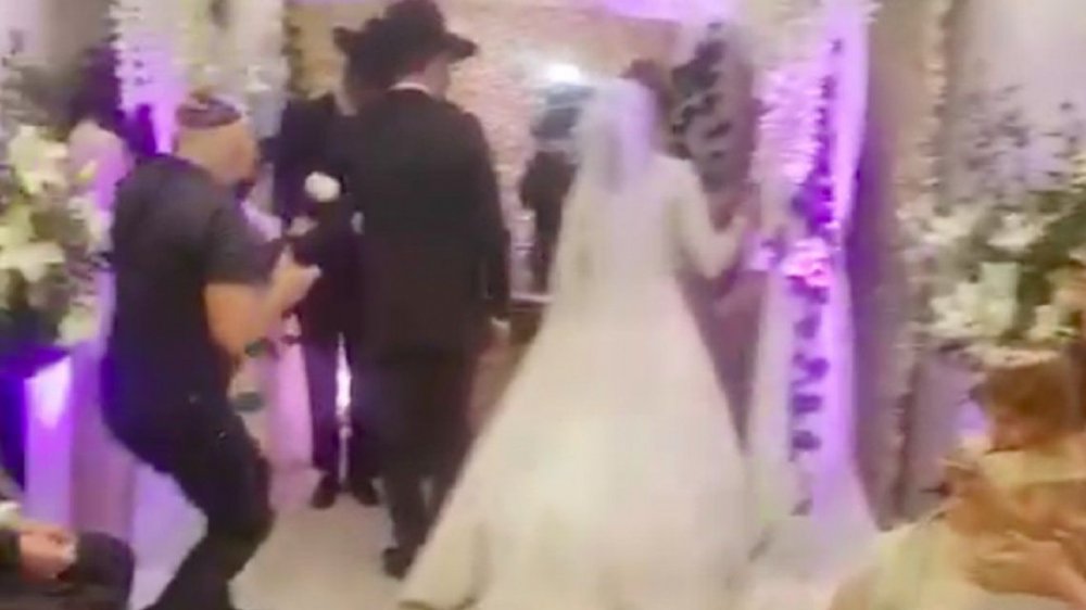Incumplieron la cuarentena para celebrar una boda judía ortodoxa: ocho detenidos y reto del rabino