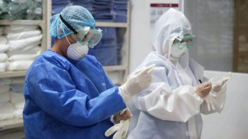Trabajadores de la salud de México denuncian que los hacen reutilizar barbijos y batas