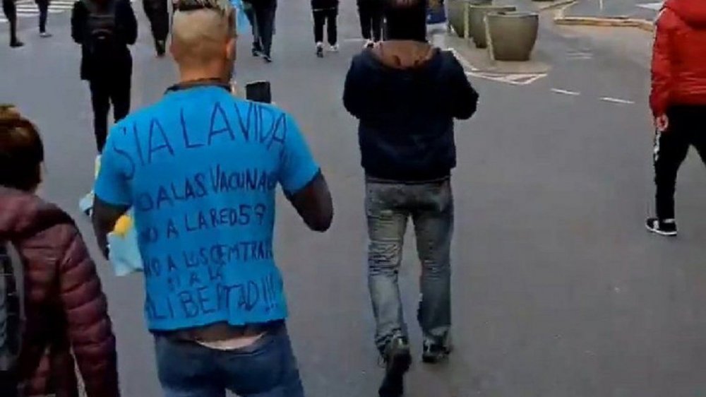 Insólita marcha contra la cuarentena en Plaza de Mayo