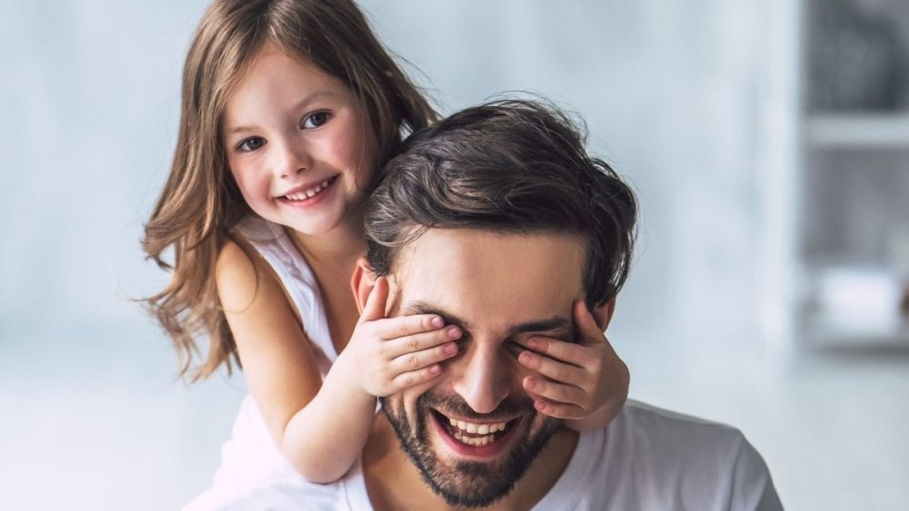 Una celebración del Día del Padre atípica, con saludos online y regalos por delivery