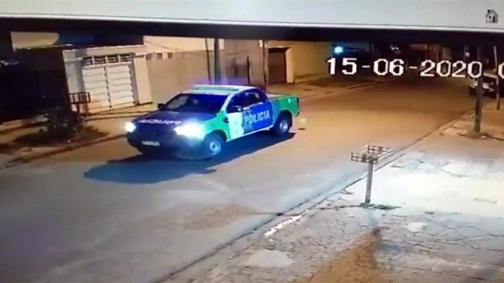 Descubrieron a un policía intentando reventar un globo con el patrullero