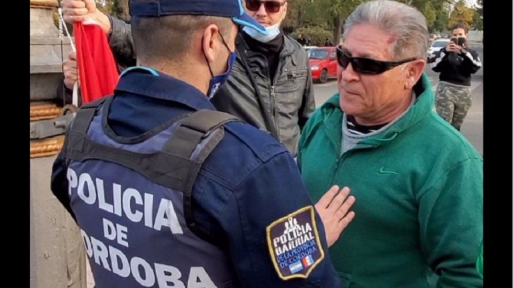 Córdoba: un grupo antiderechos quiso bajar la bandera LGBT en el Parque Sarmiento