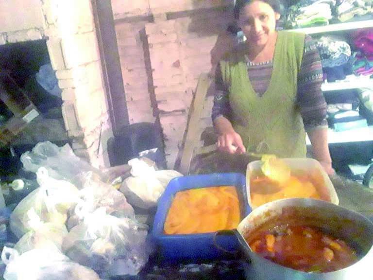 Más de 38 chicos y varios abuelos reciben un plato de comida caliente todos los días