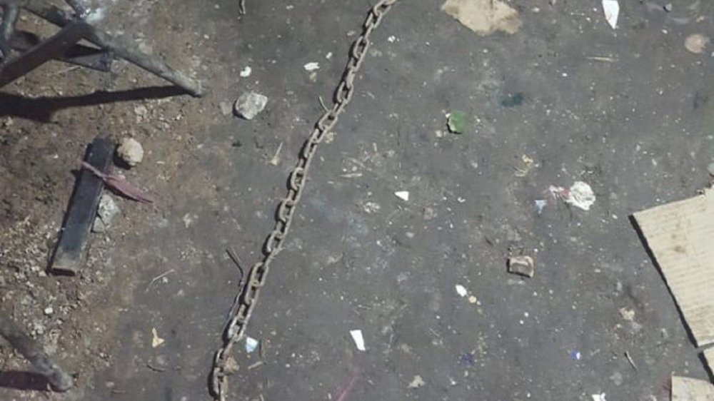 Detuvieron a un hombre que encadenaba a su mujer cuando salía de su casa