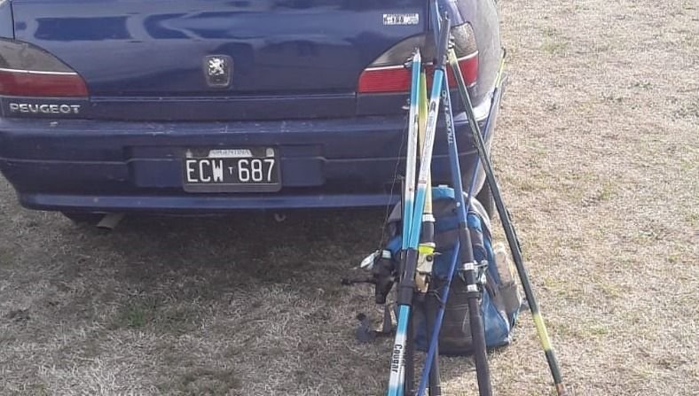 Tres hombres y una mujer estaban pescando sin el permiso correspondiente