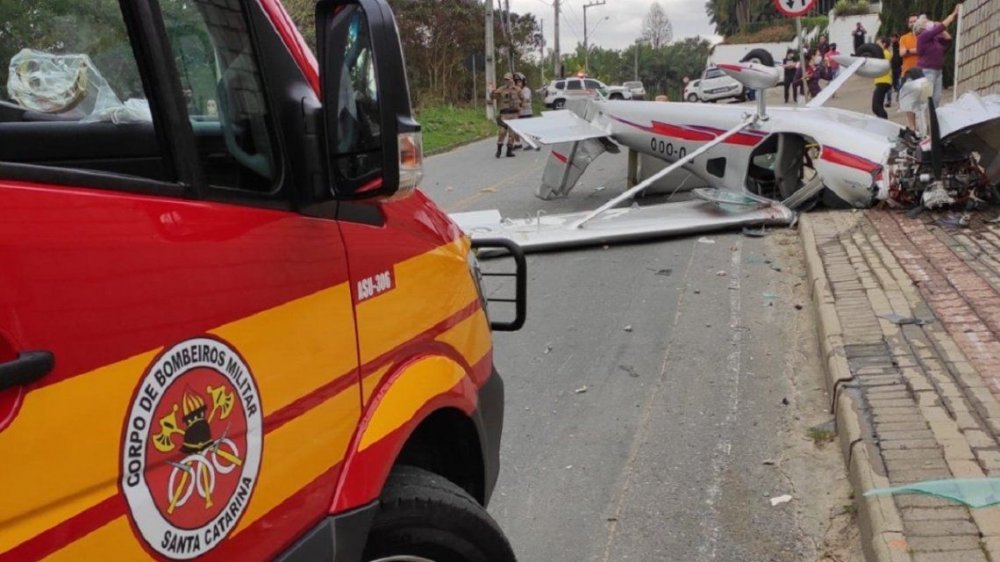 Brasil: La impactante caída de una avioneta en plena calle