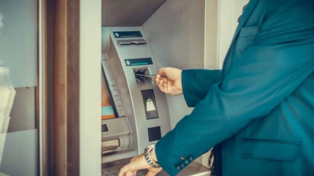 Se olvidó la tarjeta en el banco y el vigilador que la encontró se transfirió 65 mil pesos
