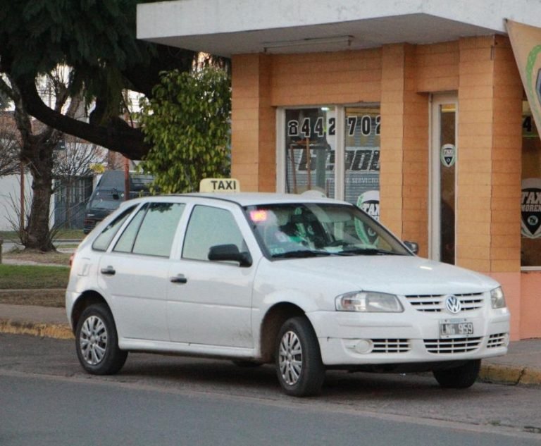 Taxistas y remiseros tampoco podrán ir a Rosario