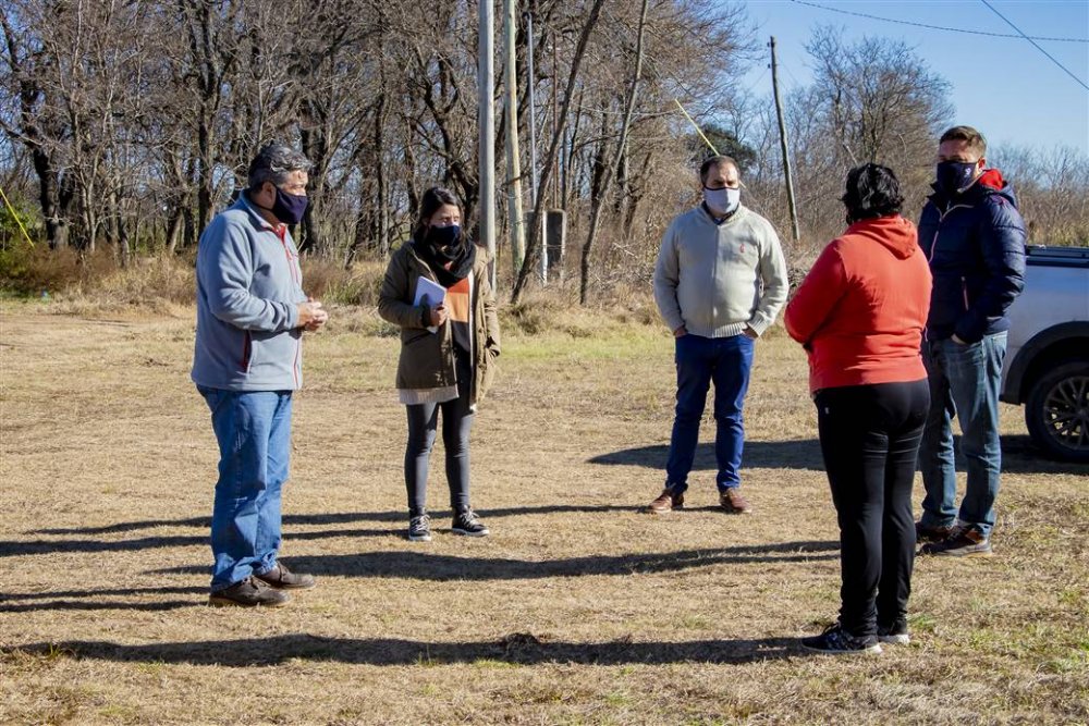 Funcionarios municipales se reunieron con vecinos de Campo La Cruz