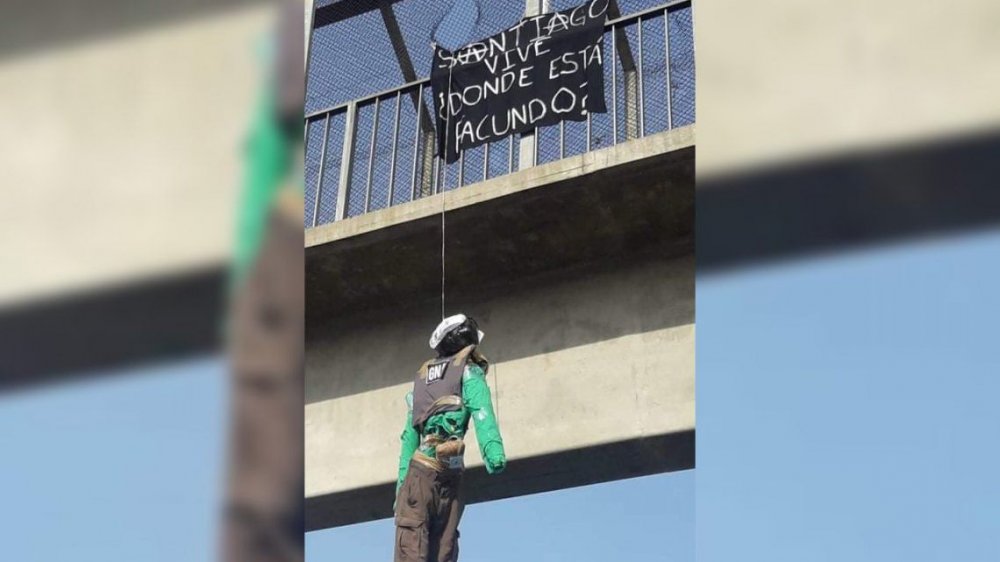 Colgaron un muñeco de un gendarme en La Matanza: 