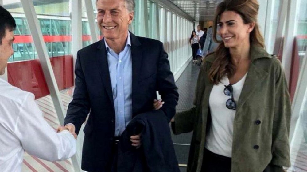 En medio del escándalo judicial, Macri pasea por París y aún decide si irá a la Costa Azul