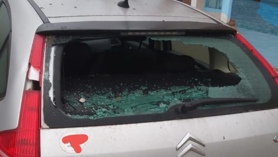 Identificaron a los jóvenes que rompían coches en moto