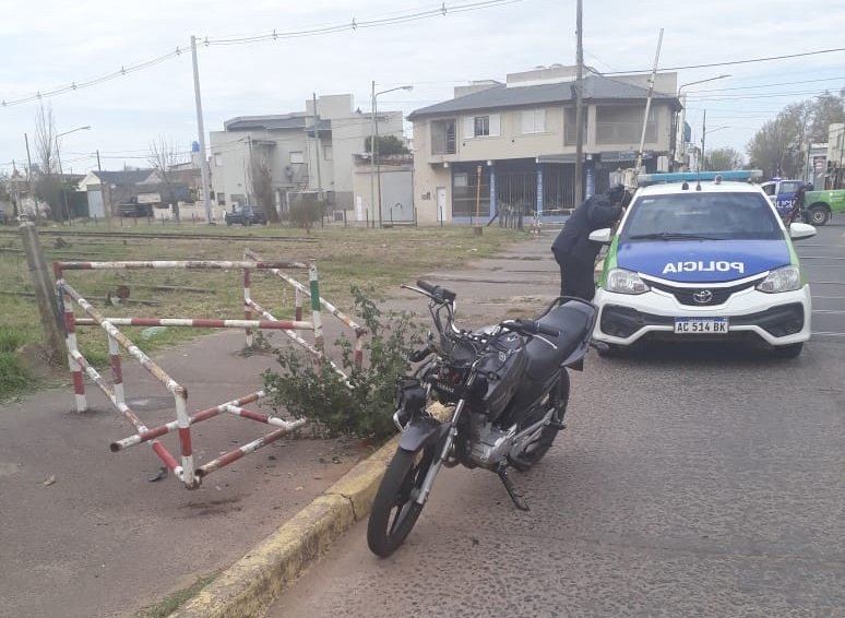 Iban en moto y se chocaron el circuito peatonal del paso a nivel