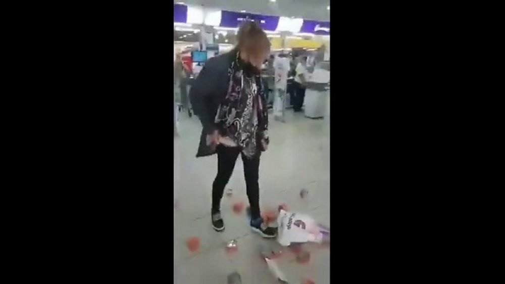 VIDEO: Intentó robar más de 20 latas de atún de primera marca en un supermercado