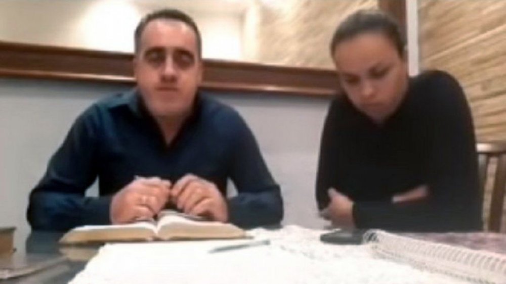 Un pastor evangélico golpeó a su esposa en una transmisión en vivo: 