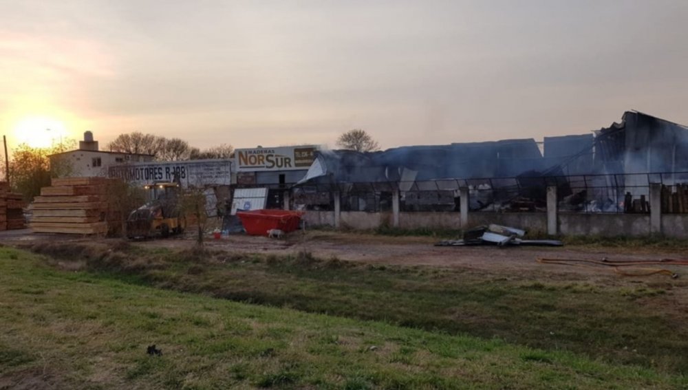 Se incendió una maderera en la madrugada