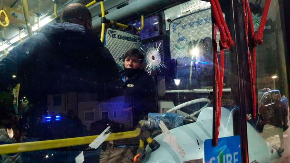Una policía mató a un adolescente que intentó robar en un colectivo en Villa Lugano