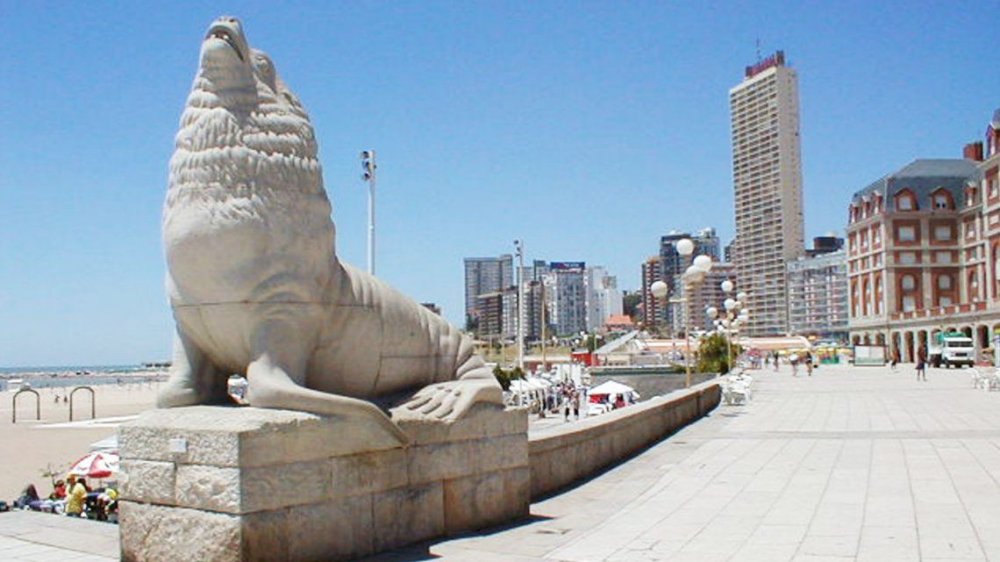 Axel Kicillof se reúne con intendentes en Mar del Plata para definir la temporada de verano