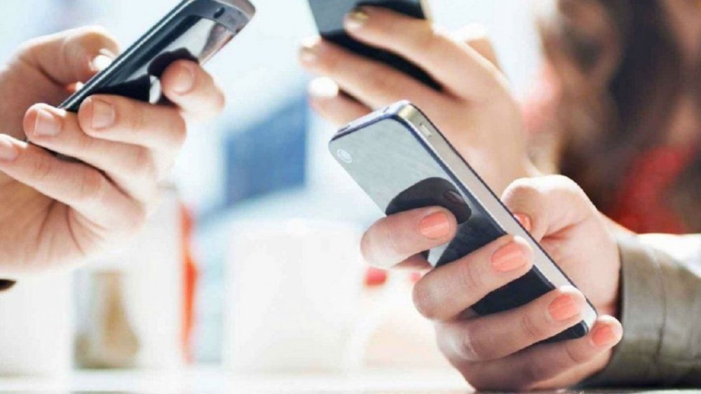 El deterioro del salario mínimo de Argentina: ¿cuántos sueldos se necesitan para comprar un celular y cuántos en la región?