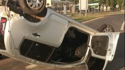 Un auto volcó tras chocar contra un camión pero los ocupantes resultaron ilesos