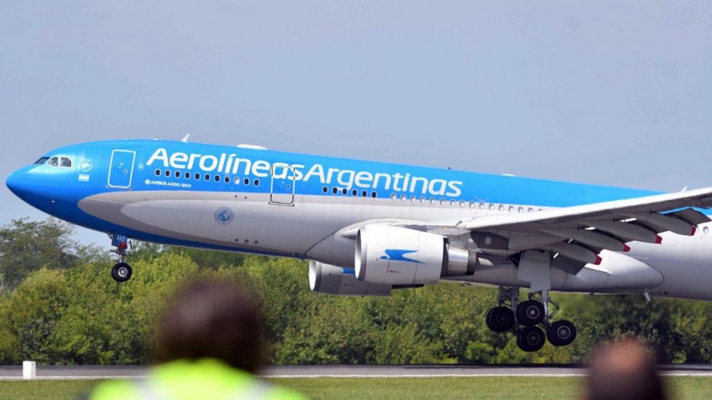 Ezeiza: llegó al país el vuelo de Aerolíneas Argentinas con la segunda dosis de la vacuna Sputnik V