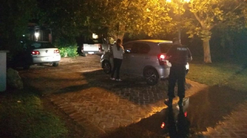 Debía estar aislado por tener coronavirus, pero la Policía lo encontró en una fiesta clandestina