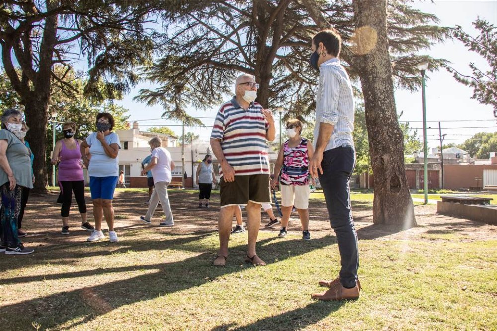 Petrecca charló con los adultos mayores que realizan actividades en las plazas de la ciudad