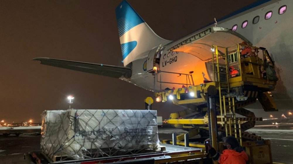 Sputnik V: todo listo para que un nuevo vuelo de Aerolíneas Argentinas traiga otras 600 mil dosis