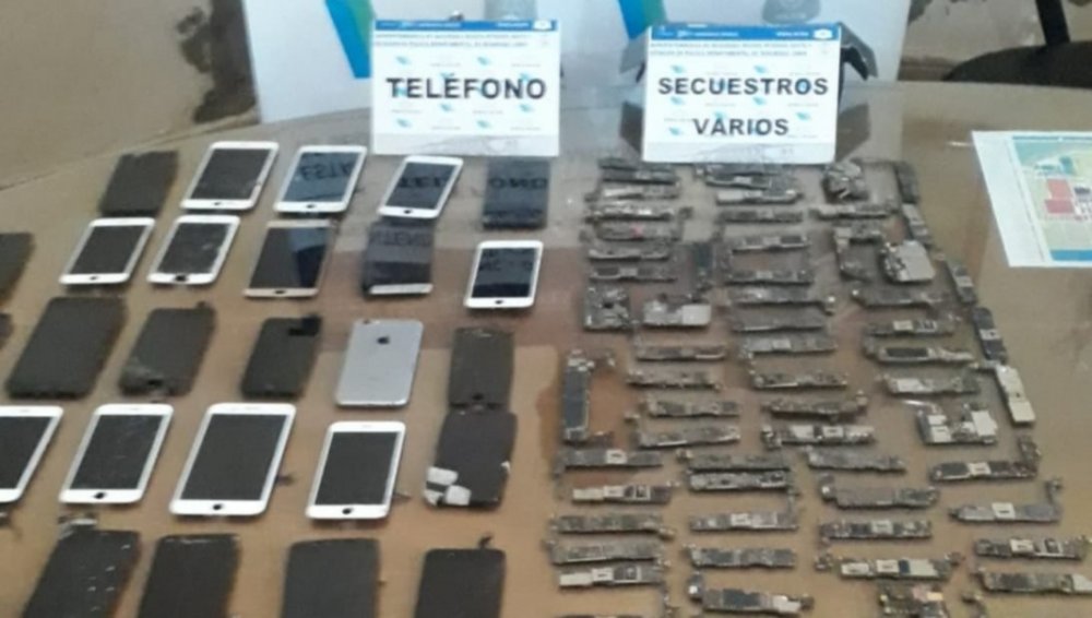Allanan un local de reparación de celulares secuestran módulos y placas