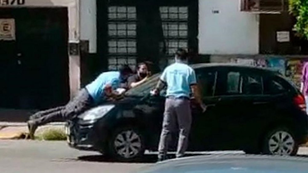 VIDEO Quiso evitar que le hicieran una multa y arrastró varias cuadras a un inspector de tránsito