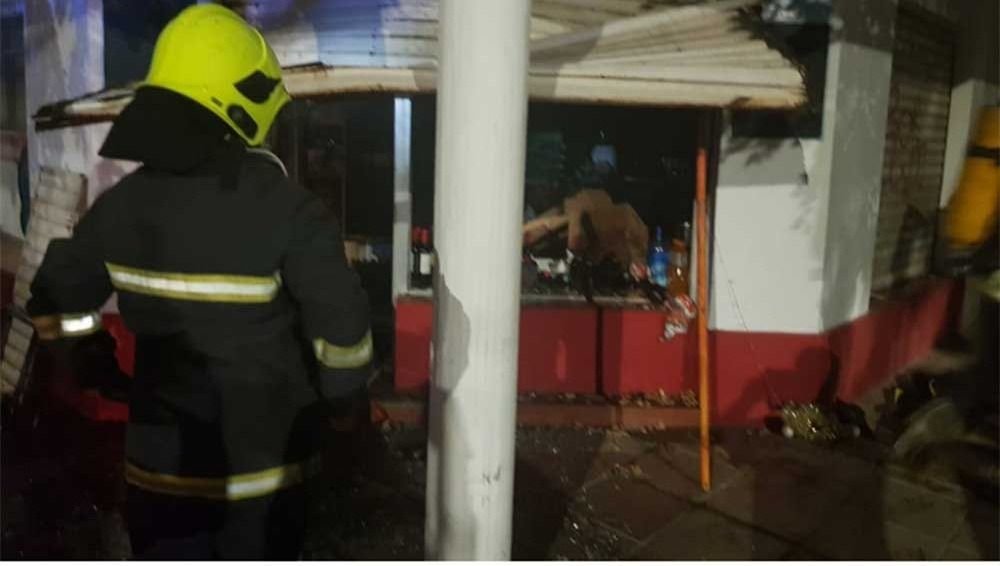 Incendio en el interior de un local comercial