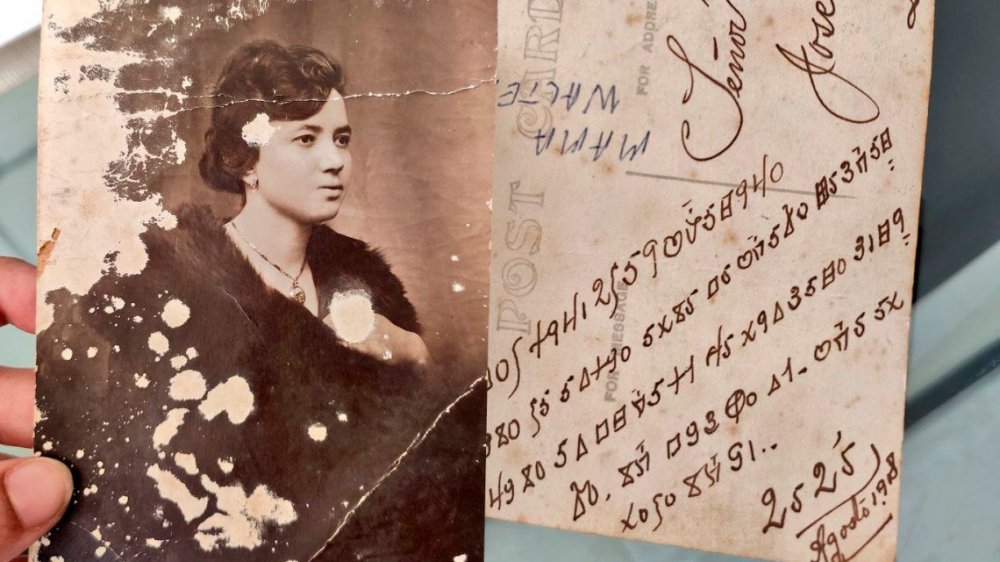 Encontró una foto de sus bisabuelos con un código secreto y busca ayuda para descifrarlo