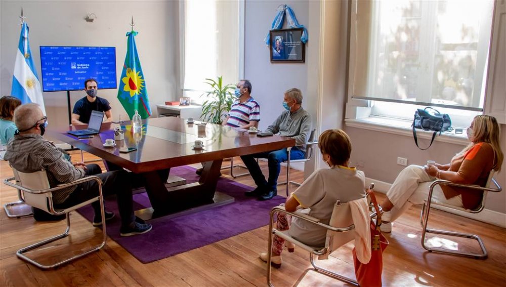 Ante el inminente rebrote, el intendente encabezó una nueva reunión para evaluar la situación sanitaria local