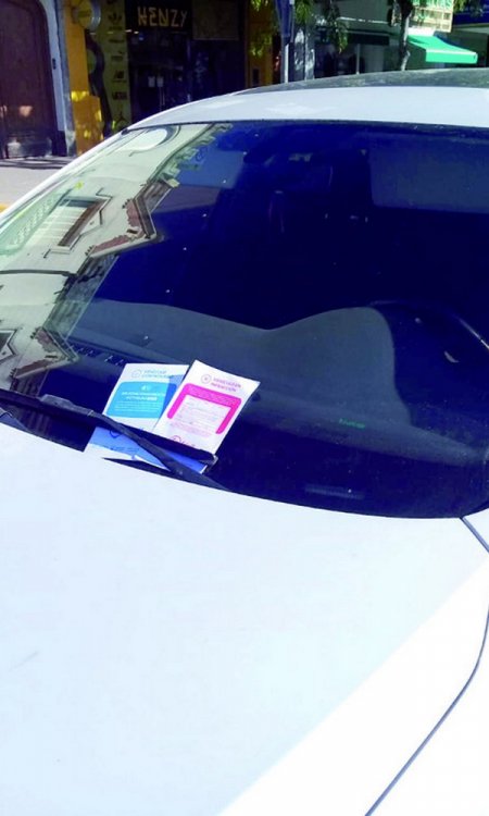 Comenzaron a cobrar multas a los vehículos sin carga de estacionamiento