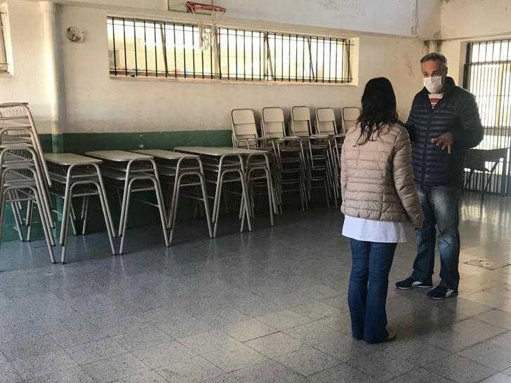 Distribuyen mobiliario escolar en 15 instituciones del Distrito