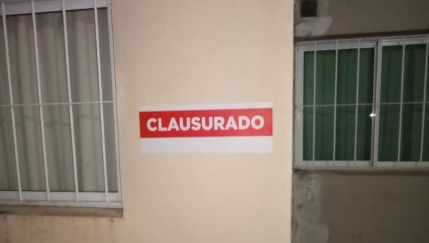 Infraccionan a cinco personas que estaban en una fiesta clandestina en un departamento