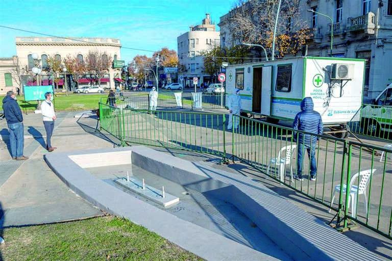 9 casos positivos en el primer día de testeos realizado en Plaza 25 de Mayo