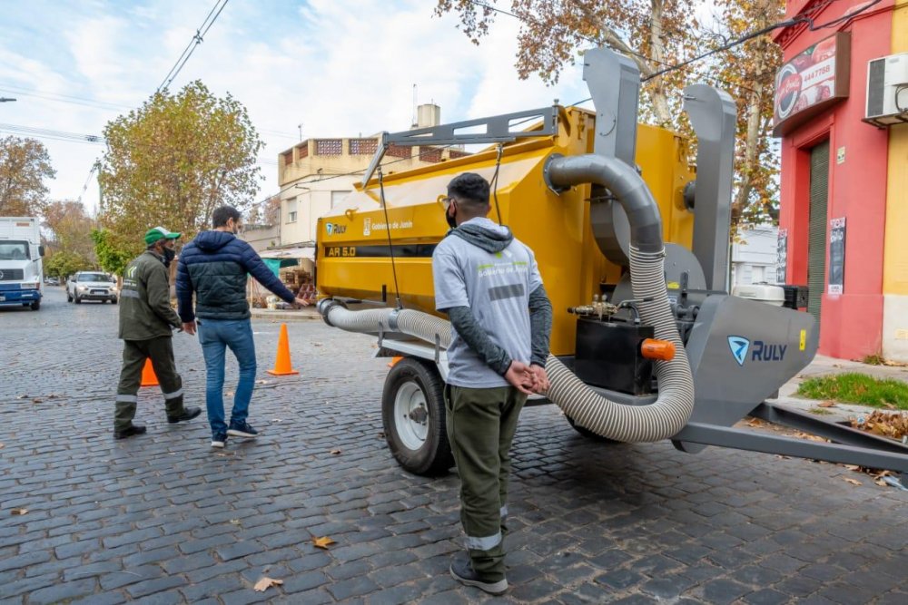 El municipio adquirió una aspiradora de hojas para optimizar el barrido y la limpieza