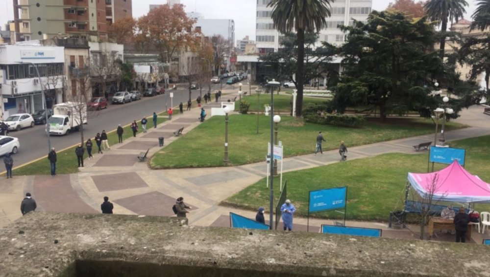 Largas colas en el operativo de testeos rápidos en la plaza 25 de Mayo