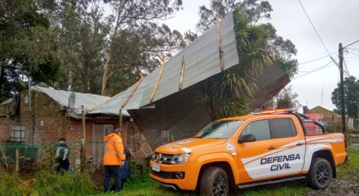 Evacuaron a mamá con dos hijos: se les voló el techo con el temporal
