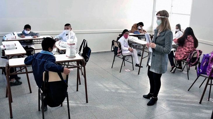 Una maestra sin vacunar contagió a 18 estudiantes