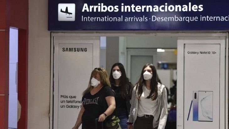 La provincia de Buenos Aires eliminó el aislamiento para quienes regresan con las dos dosis
