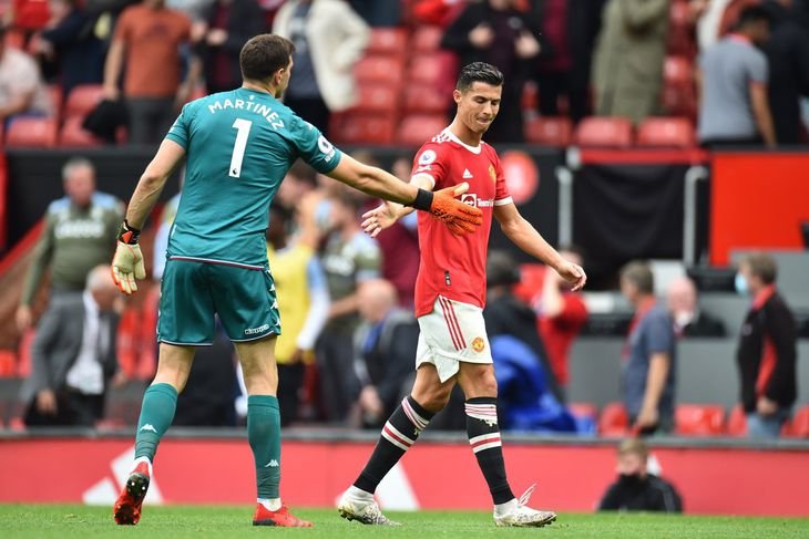 Dibu Martínez apuró a Cristiano Ronaldo, zafó de un penal sobre la hora y ganó el Aston Villa