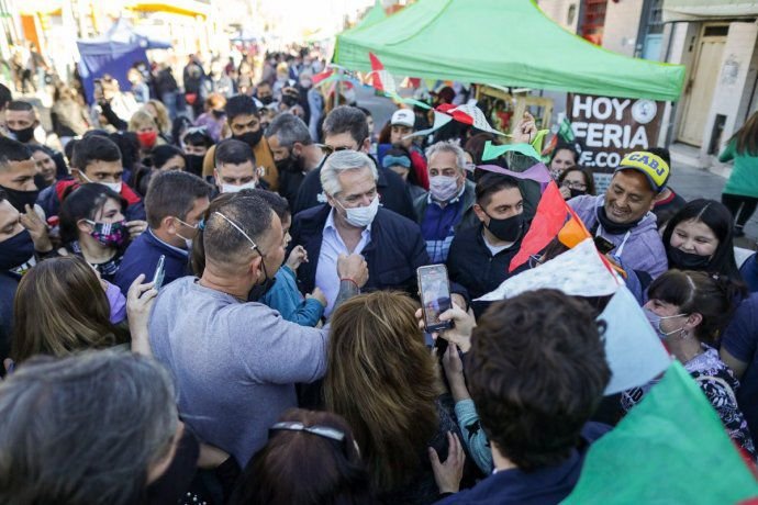Alberto Fernández recorrió la Feria de Dock Sud y dialogó con vecinos