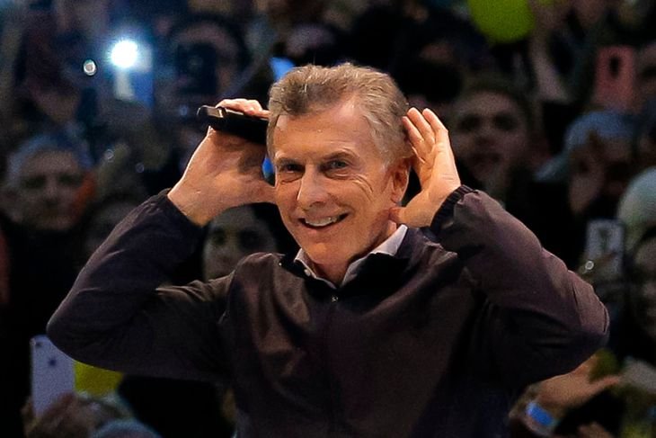 Macri vuelve este martes al país y evalúa no presentarse ante la Justicia