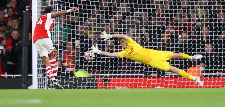 Otro show de Dibu Martínez: le habló a Aubameyang y le atajó el penal