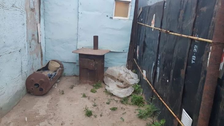 Le pegó a su ex pareja y se escondió en una bolsa de nylon para que no lo atrapen