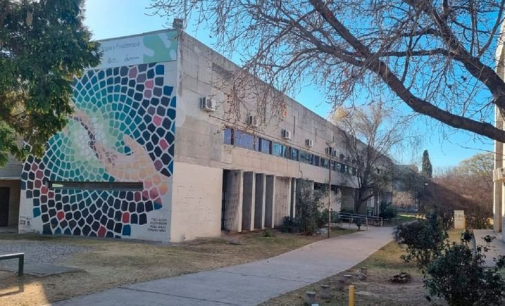 Antivacunas denunció a su facultad porque no la dejaron entrar: pueden imputarla arriesgar la salud pública